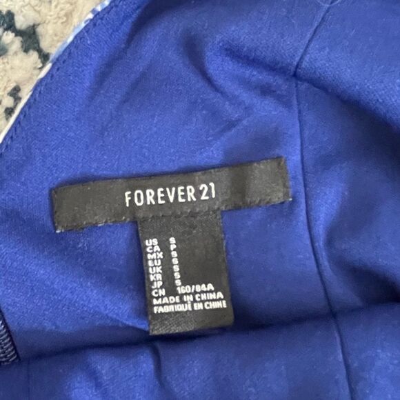 Blue and white Floral maxi with side cutouts size size small - Picture 10 of 10